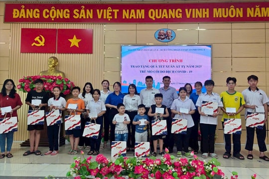 TAND Quận 8 trao quà xuân yêu thương năm 2025