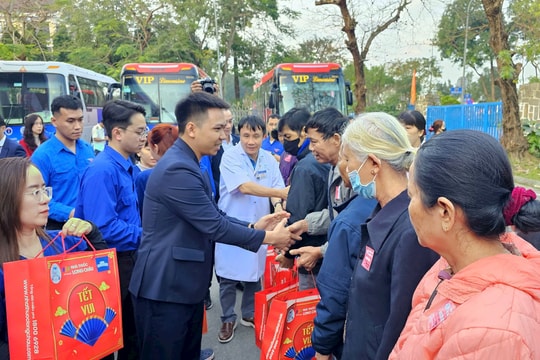 “Chuyến xe yêu thương” đưa bệnh nhân và người nhà về quê ăn Tết