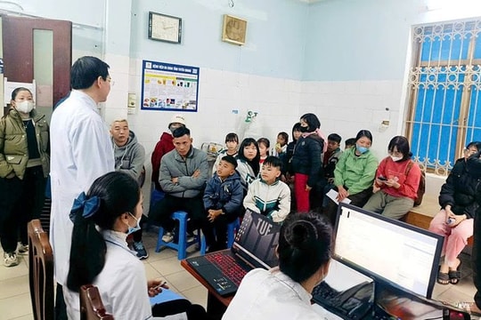 Hơn 30 học sinh ngộ độc sau khi uống chai nước lạ ngoài cổng trường