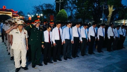 Lễ viếng Nghĩa trang Liệt sĩ TP Cần Thơ và Tượng đài Bác Hồ