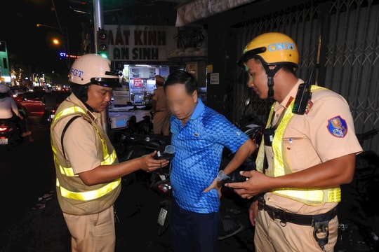 TP.HCM: Kiểm tra nồng độ cồn ngẫu nhiên hàng trăm người trên đường