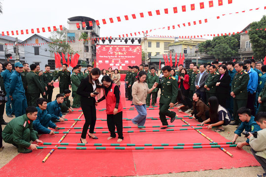 Chợ Tết nhân ái: Xuân chung tay đoàn kết- Tết thắm tình quân dân