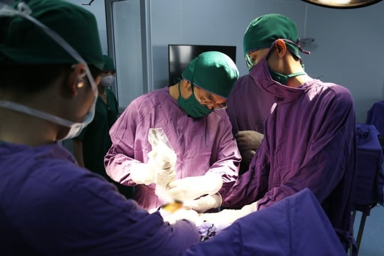 Cứu sống bệnh nhân 15 tuổi bị dao găm cắm xuyên sọ