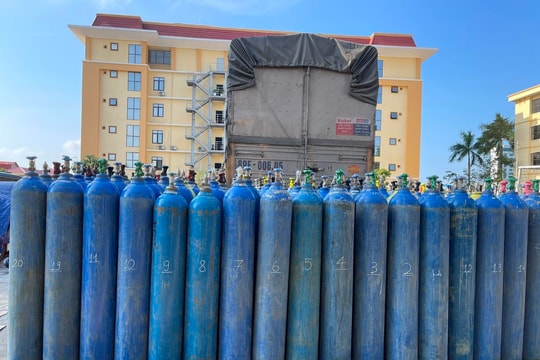 Phát hiện gần 600 bình chứa khí cười