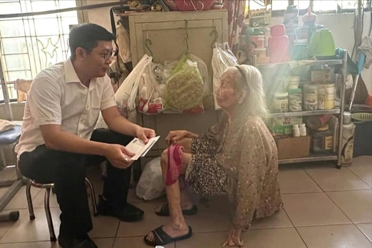 TAND Quận 1 tổ chức trao nhà, tặng quà cho người có hoàn cảnh khó khăn