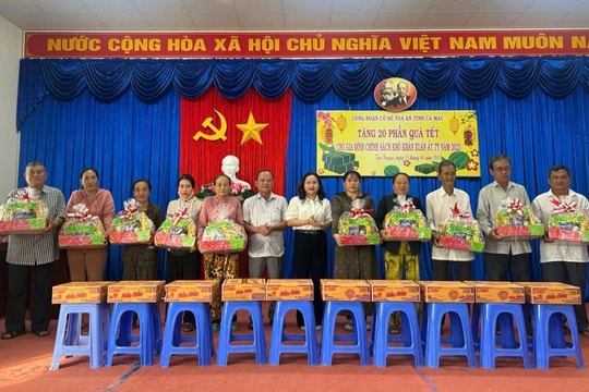 TAND tỉnh Cà Mau trao quà cho gia đình chính sách có hoàn cảnh khó khăn