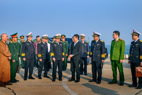 Quảng Ninh: Tư lệnh Quân chủng Hải quân chúc Tết các lực lượng trên đảo Trần