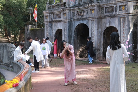 Người dân cùng du khách “xúng xính” áo dài dạo Cố đô