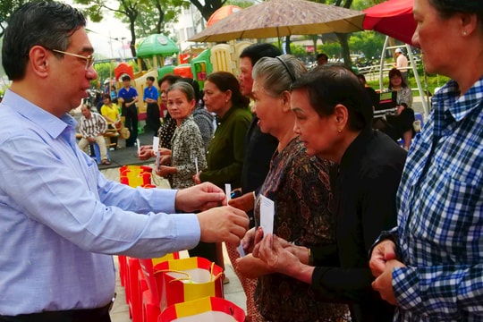 Thủ Đức: Hàng trăm phần quà và tiền được trao tại Ngày hội ‘Xuân đoàn kết - Tết nghĩa tình’