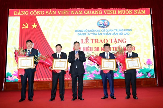 Đảng ủy Tòa án nhân dân tối cao trao Huy hiệu 30 năm tuổi Đảng