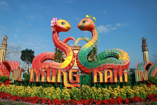 Linh vật rắn gây ấn tượng tại Cố đô Huế
