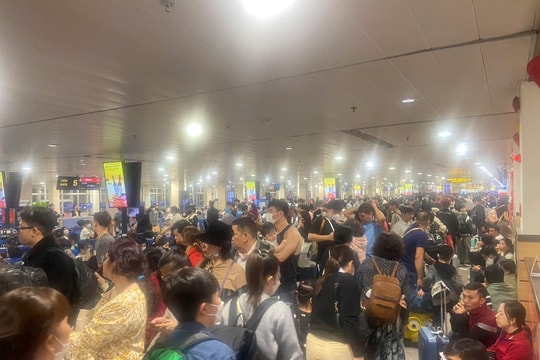 Sân bay Tân Sơn Nhất đón lượng khách lớn ngày 25 Tết