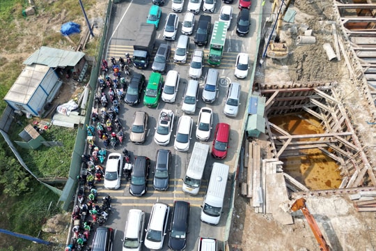 Xe rồng rắn nối đuôi nhau ở cửa ngõ phía Đông TP.HCM