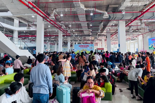 Ngày 25 Tết, bến xe, Metro, sân bay TP.HCM tấp nập người