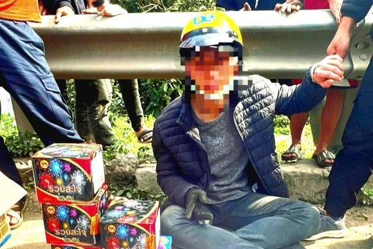 Bắt quả tang đối tượng vận chuyển 12.000 viên ma tuý và pháo nổ trái phép