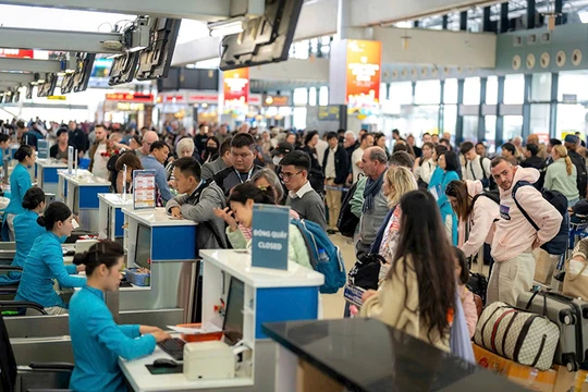 Người dân tất bật trở về quê đón Tết