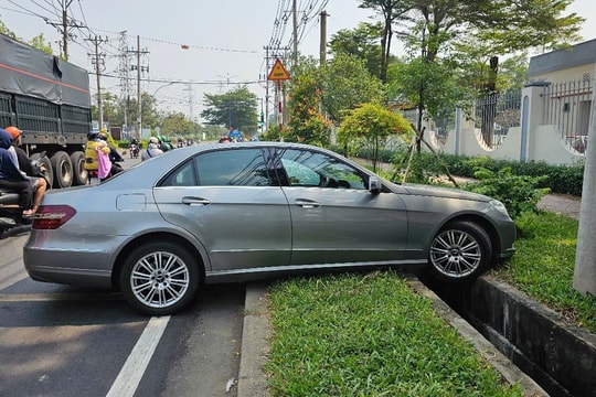 5 người thoát nạn khỏi vụ va chạm giữa container và ô tô con