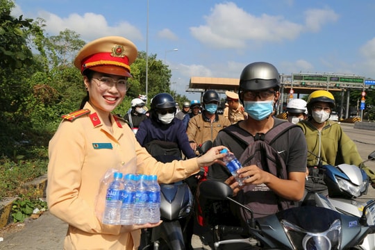 CSGT Sóc Trăng hỗ trợ người dân về quê đón Tết