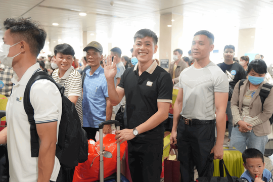 Vietnam Airlines phối hợp Tổng liên đoàn Lao động Việt Nam đưa người có hoàn cảnh khó khăn về quê đón Tết