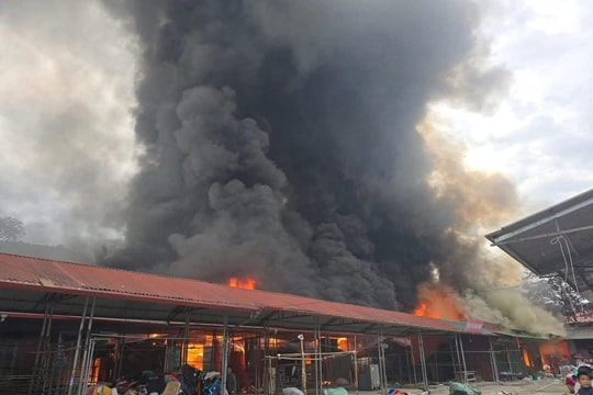 Cháy lớn tại chợ trung tâm huyện Yên Minh chiều giáp Tết