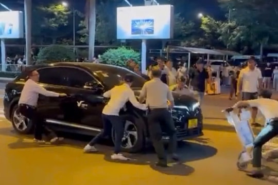 Xe ô tô tự di chuyển trong sân bay Tân Sơn Nhất