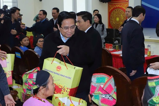 Thủ tướng Phạm Minh Chính thăm, tặng quà tại Thanh Hóa