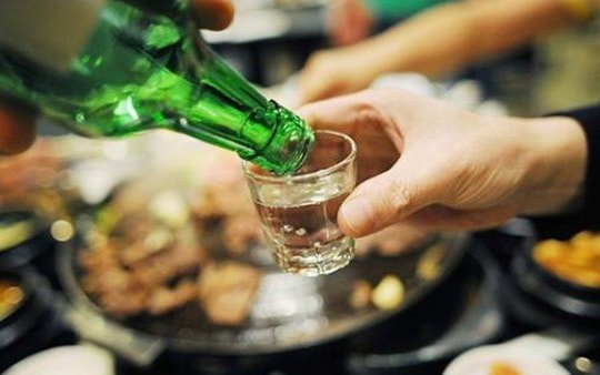 Ai xử phạt người ép người khác uống rượu, bia?