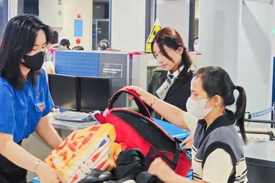 100 bạn trẻ được huy động hỗ trợ hành khách ở sân bay Tân Sơn Nhất
