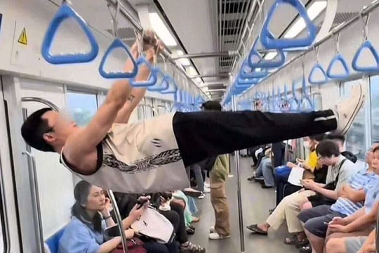 Nam thanh niên đu xà đơn trên Metro TP.HCM gây bức xúc