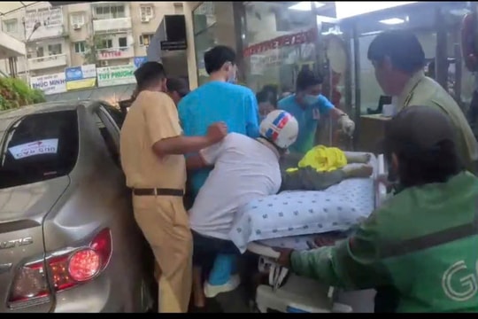 Cụ ông bị điện giật ngày 27 Tết được CSGT hỗ trợ đi cấp cứu kịp thời