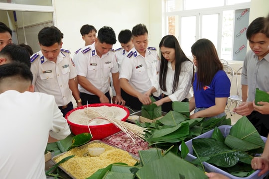 Hải đoàn 42 tổ chức hội thi gói bánh chưng xanh