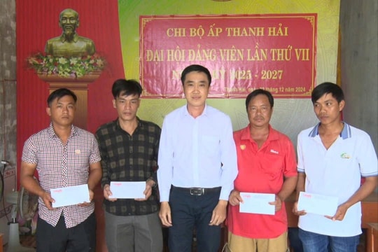 Báo Công Lý trao quà Tết cho người nghèo xã Long Điền Tây