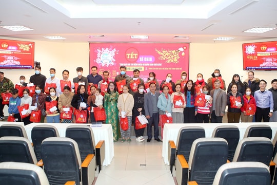 Nhiều món quà đến tay bệnh nhân trong ngày cuối năm