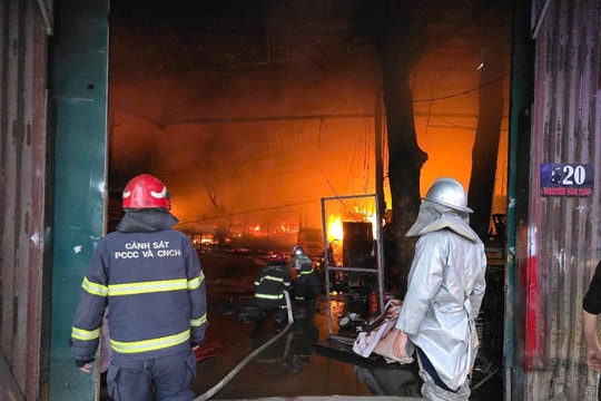 Hà Nội: Cháy nhà xưởng ngày 29 Tết