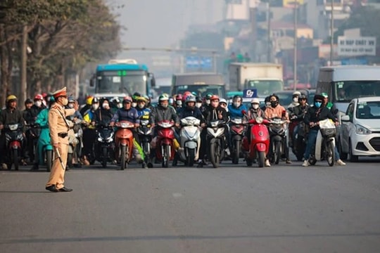 Tăng cường chế tài xử lý vi phạm giao thông, nâng cao ý thức của người dân