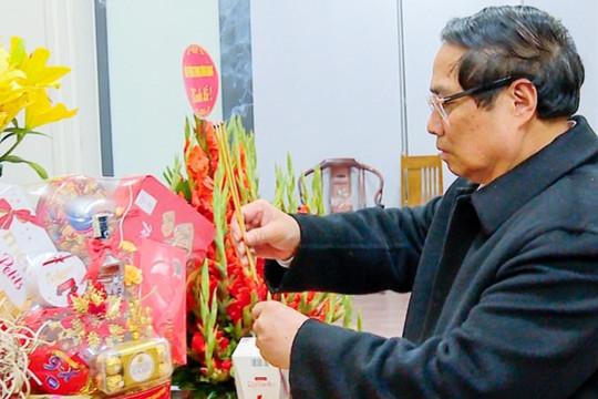 Thủ tướng Phạm Minh Chính dâng hương cố Tổng Bí thư Nguyễn Phú Trọng