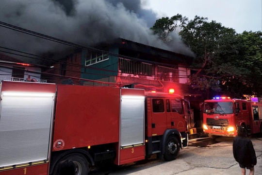 Hà Nội: Nhiều nhà xưởng cháy dữ dội vào sáng 29 Tết