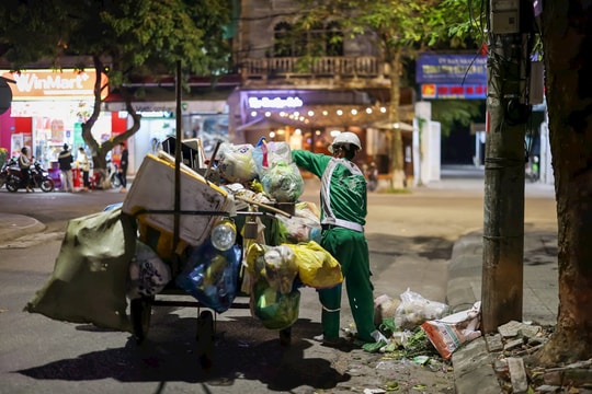 Thầm lặng trong tiết trời mưa lạnh, làm đẹp phố phường Huế