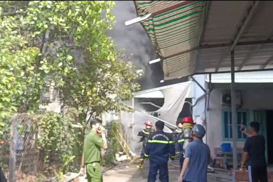 Cháy xưởng sản xuất nón bảo hiểm ở TP.HCM chiều 29 Tết