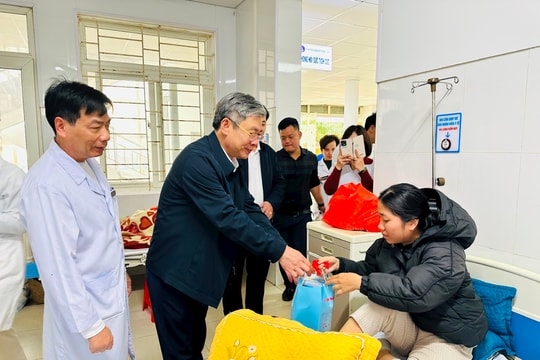 Thanh Hóa: Lãnh đạo huyện Nông Cống thăm, tặng quà bệnh nhân