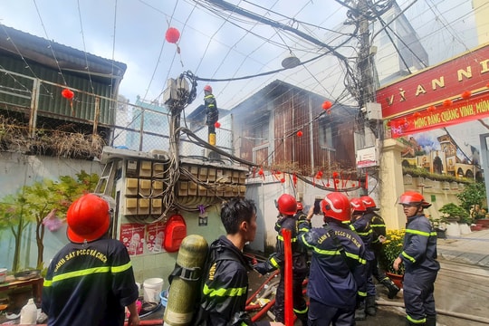 Cứu 1 người khỏi vụ cháy khu dân cư TP.HCM chiều 29 Tết