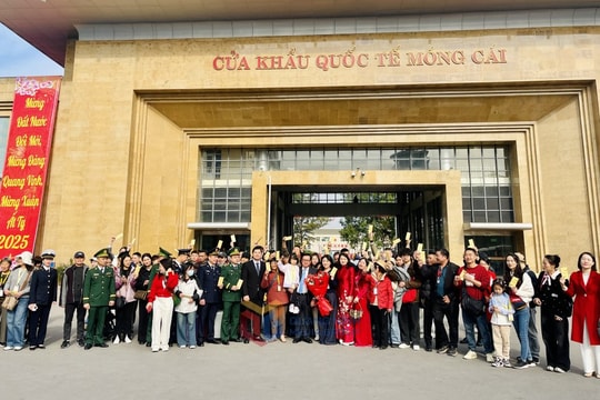 Cửa khẩu Móng Cái đón những vị khách du lịch đầu tiên ‘xông đất’ năm mới