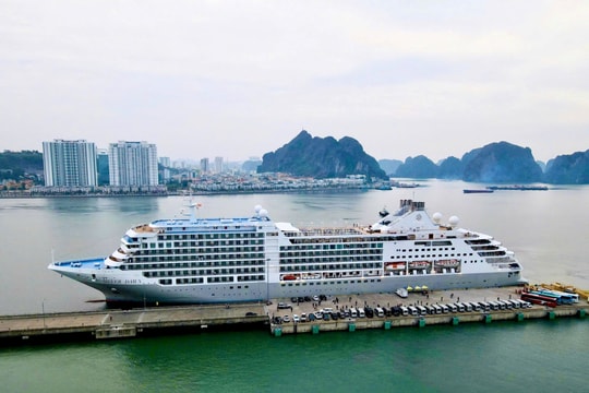 Quảng Ninh rộn ràng đón du khách "xông đất" đầu Xuân Ất Tỵ