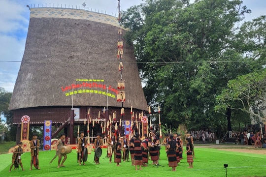 Nhà rông truyền thống, nơi sinh hoạt của đồng bào Tây Nguyên dịp Tết