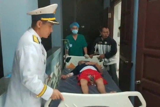 Bác sĩ quân y đảo Sinh Tồn cứu ngư dân bị nạn trên biển