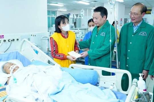 Chủ tịch tỉnh Thái Nguyên chúc Tết cán bộ làm nhiệm vụ đêm giao thừa