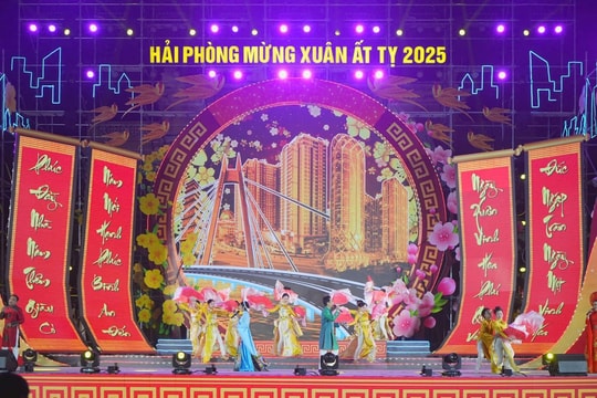 Sôi nổi chương trình nghệ thuật, bắn pháo hoa mừng năm mới