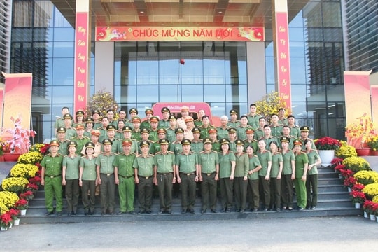 Công an tỉnh An Giang dâng hương tại Nhà tưởng niệm nhân dịp đầu Xuân