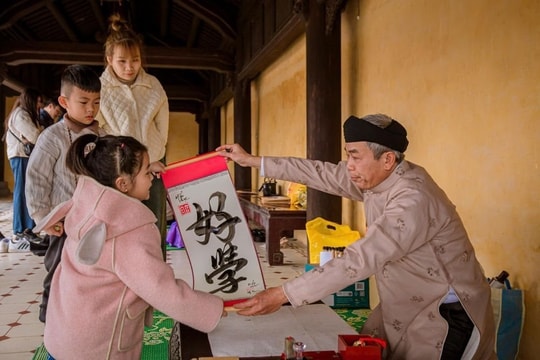 Du khách thích thú trải nghiệm Tết trong Đại nội Huế