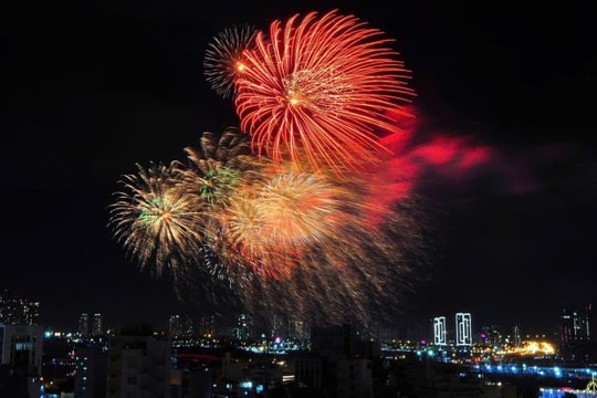Mãn nhãn với màn pháo hoa mừng năm mới Ất Tỵ ở TP.HCM
